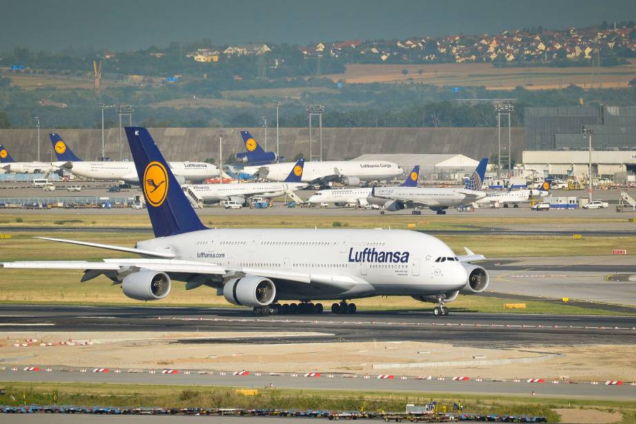 Lufthansa auf der Landebahn am Flughafen Frankfurt