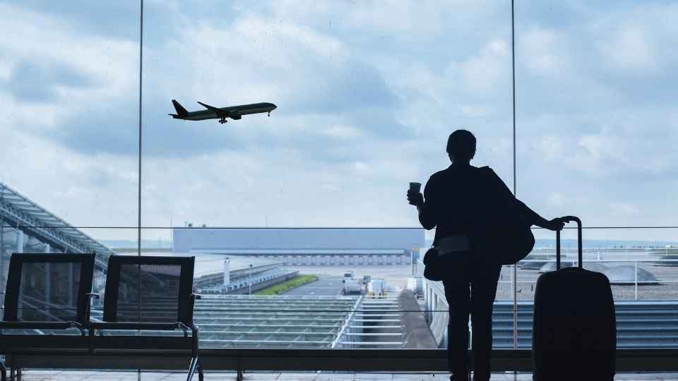 Passagiere warten auf ihren Flug