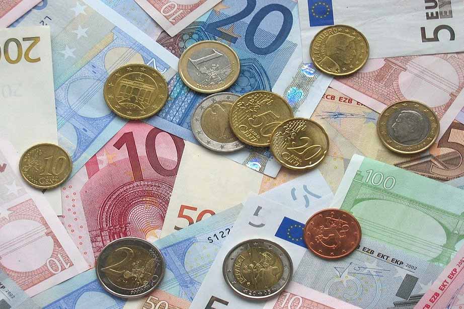 Eine Sammlung von Euro-Banknoten und -Münzen