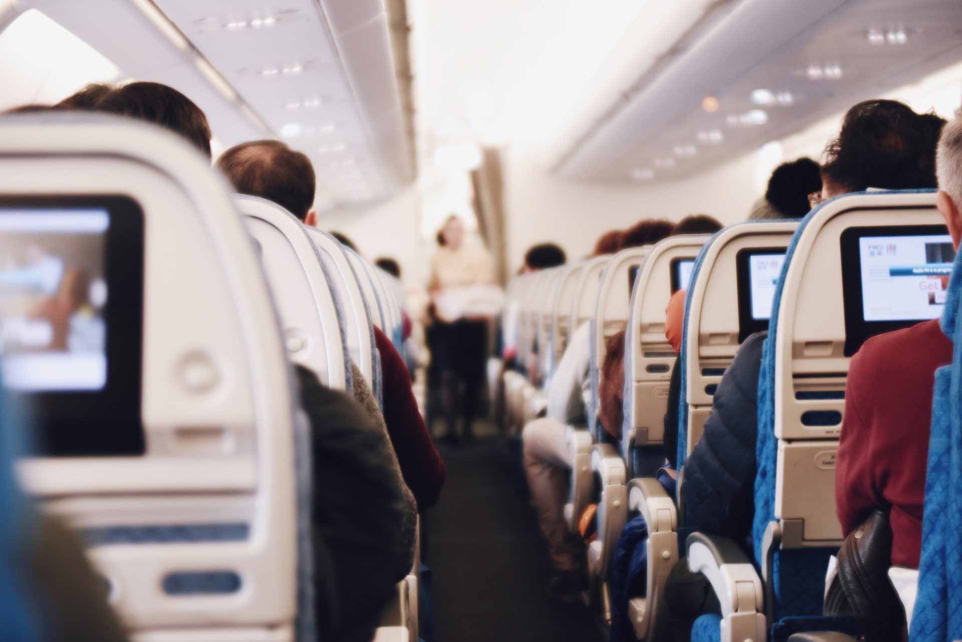 Passagiere sitzen im Flugzeug