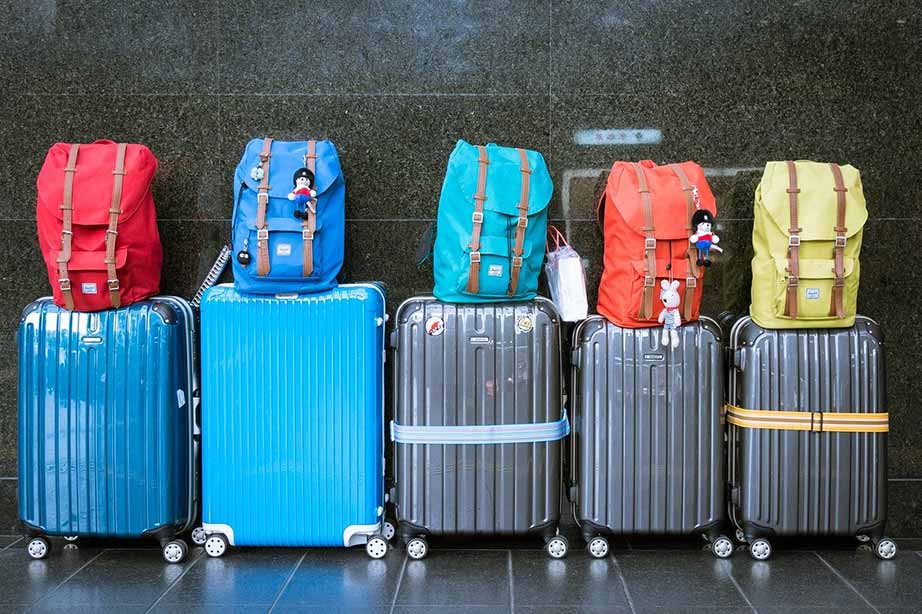 Sammlung von Koffern am Flughafen