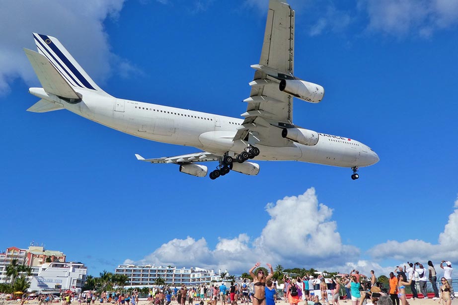 Air France fliegt über Menschen in Sint Maarten