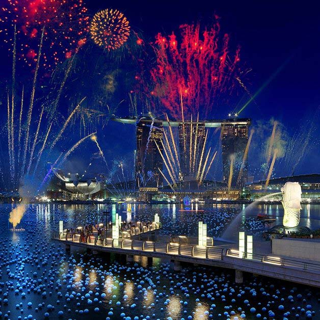 Schönes Feuerwerk an Silvester in Singapur