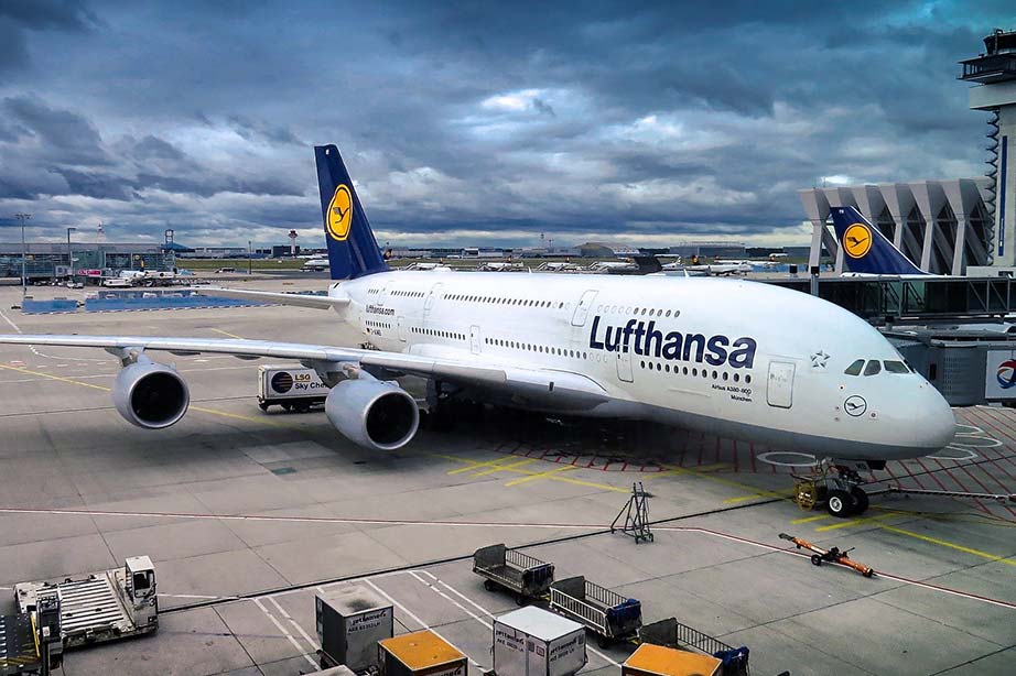 Flugzeug der Lufthansa am Flughafen
