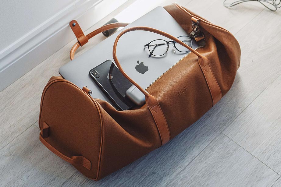 Reisetasche mit Laptop, Handy und Brille