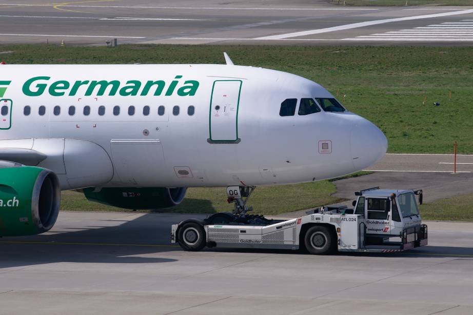 Flúgzeug von Germania am Flughafen