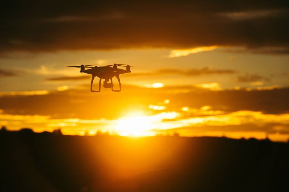 Drohne während des Flugs bei Sonnenuntergang