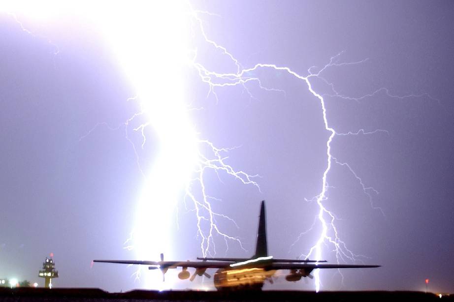 Unwetter und Blitze am Flughafen