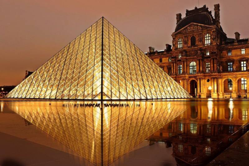 Louvre bei Nacht in Paris