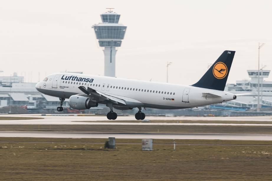 Lufthansa-Maschine am Flughafen während des Landeanflugs