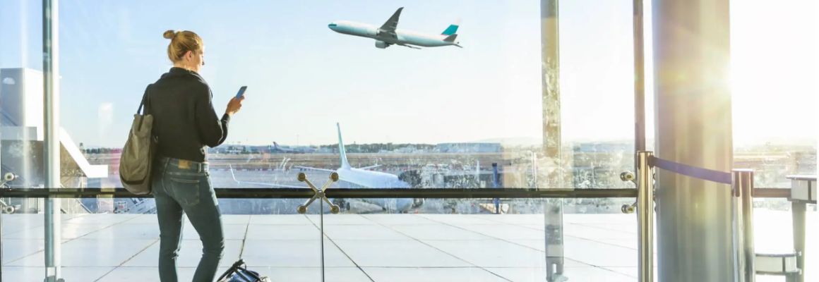 Frau wartend am Flughafen auf Verspäteter Flug